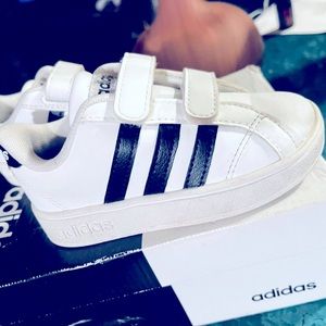 Adidas Boys 6.5b
